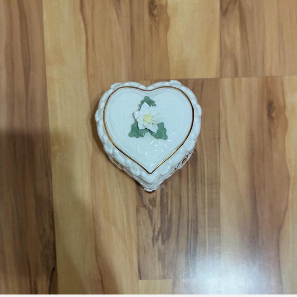 Heart-Shaped White Jewelry Organizer